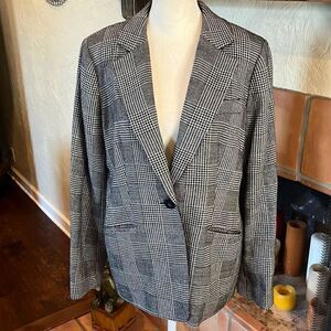 Bloomingdale’s black, white, and silver threaded wool blazer, size 12P!